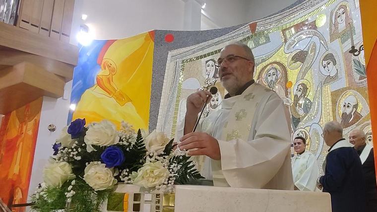 Palau, l'annuncio del vescovo gela i fedeli: don Paolo Pala lascia la parrocchia